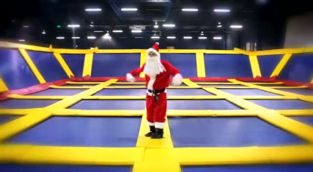 Santas On Trampolines - Fun - Videotime.com