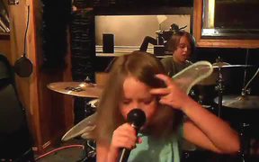 Heavy Metal Little Girl - Kids - VIDEOTIME.COM