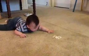 Baby Trying To Crawl - Kids - VIDEOTIME.COM
