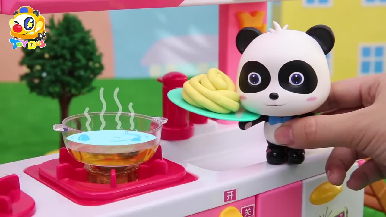 Panda Kiki and Miumiu's Noodle Cooking Competition