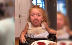 Queen Baby: Food Critic - Fun - VIDEOTIME.COM