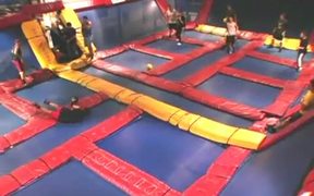 Trampoline Dodgeball - Sports - VIDEOTIME.COM