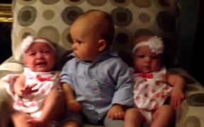 Confused Toddler Meets Twins - Kids - VIDEOTIME.COM