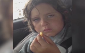 Goldfish In His Nose - Kids - VIDEOTIME.COM