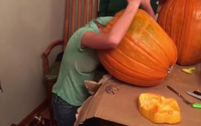 Head Stuck In A Pumpkin - Fun - VIDEOTIME.COM