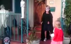 Little Girl Defends Her Brother - Kids - VIDEOTIME.COM
