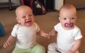 Twin Girls Fight - Kids - Videotime.com