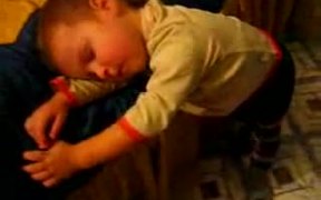 Kid Sleeps Standing Upright - Kids - VIDEOTIME.COM