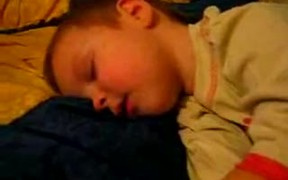 Kid Sleeps Standing Upright - Kids - VIDEOTIME.COM