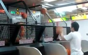Man Too Good At Basketball Game Machine - Fun - VIDEOTIME.COM