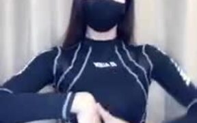 Here's A Ninja Woman Doing Tricks With Her Hands - Fun - VIDEOTIME.COM
