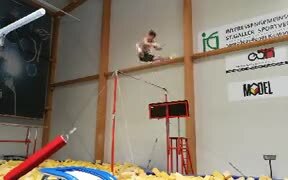 An Amazing Guy Pulling Off Tricks In Bar Swinging - Sports - VIDEOTIME.COM