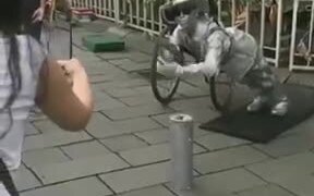 This Guy Has Some Serious Leg Strength - Fun - VIDEOTIME.COM