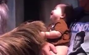 Baby Absolutely Loves Chewbacca - Kids - VIDEOTIME.COM