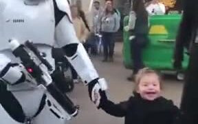 Cute Kid Smiles When She Meets The Jedi - Kids - VIDEOTIME.COM
