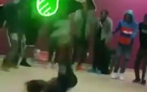 Some Mad Dance Skills And Lights! - Fun - VIDEOTIME.COM