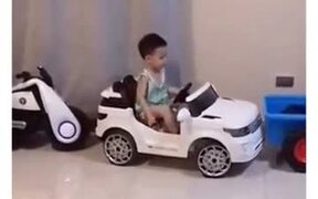 Kid Parks Car Better Than Most Adults - Kids - VIDEOTIME.COM