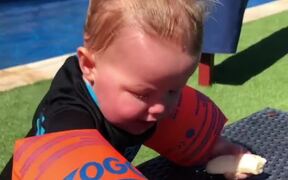 Baby Trying To Eat Banana While Wearing Floaties - Kids - VIDEOTIME.COM