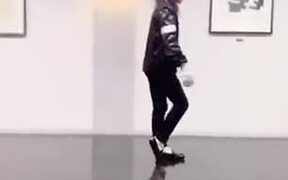 How To Execute The Famous Moonwalk!
