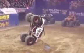 Monster Truck Almost Tips Over - Tech - VIDEOTIME.COM