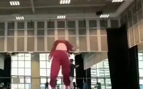 This Woman's Body Is Beyond Flexible! - Fun - VIDEOTIME.COM