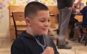 Kid Tries Out Some Nitrogen Icecream! - Kids - VIDEOTIME.COM