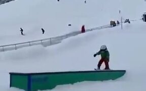 Kid's Skiing Technique Is Weird, But Works! - Kids - VIDEOTIME.COM