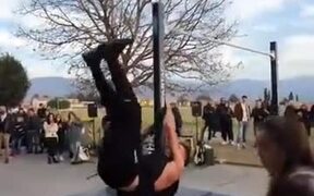 Guy's Core Strength Is Beyond Explanation! - Fun - VIDEOTIME.COM