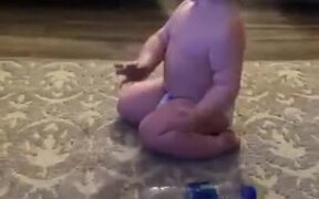 Baby Naturally Talented At Bottle Flip - Kids - VIDEOTIME.COM