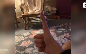 His Crazy Thumb - Fun - VIDEOTIME.COM