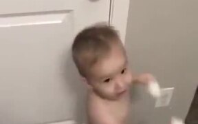 Child Opens Child Lock Without A Sweat - Kids - VIDEOTIME.COM