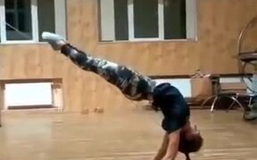 A Girl With An Amazingly Strong Spine - Sports - VIDEOTIME.COM