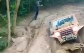 Jeep Trapped In The Mud Getting Free - Fun - VIDEOTIME.COM