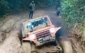 Jeep Trapped In The Mud Getting Free - Fun - Videotime.com
