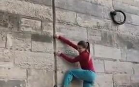 Inhuman Wall Climbing By A Girl - Sports - VIDEOTIME.COM