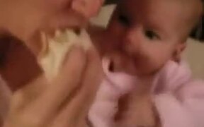 Infant Desperately Trying For Solid Food - Kids - VIDEOTIME.COM