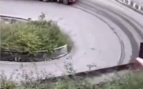 Trucks Kissing On The Road - Tech - VIDEOTIME.COM