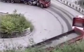 Trucks Kissing On The Road - Tech - VIDEOTIME.COM