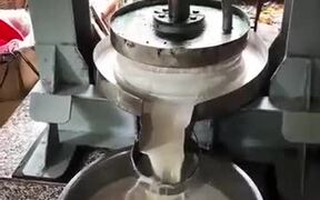 Hydraulic Coconut Milking Machine