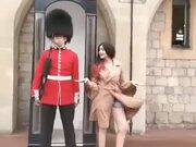 Just Another Girl Bothering Another Queen's Guard - Fun - Y8.COM