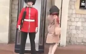 Just Another Girl Bothering Another Queen's Guard - Fun - VIDEOTIME.COM