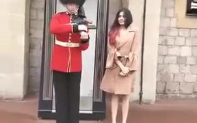 Just Another Girl Bothering Another Queen's Guard - Fun - VIDEOTIME.COM