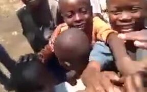 Black Kids Seeing A White Man For The First Time - Kids - VIDEOTIME.COM