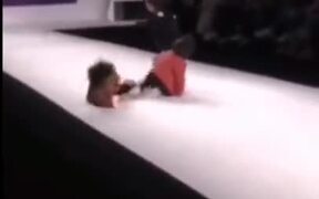Little Boys Having A Problem On-Ramp - Kids - VIDEOTIME.COM