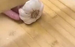 A Really Cool Garlic Hack - Fun - VIDEOTIME.COM