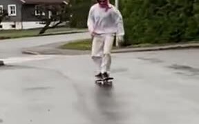 A New Kind Of Skateboard Slide - Sports - VIDEOTIME.COM