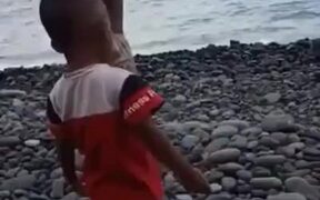 When Two Kids Play With Rocks - Kids - VIDEOTIME.COM