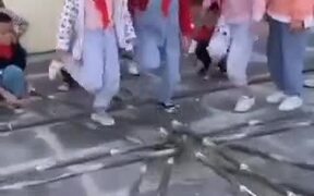 A Very Difficult Bamboo Dance - Kids - VIDEOTIME.COM