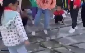 A Very Difficult Bamboo Dance - Kids - VIDEOTIME.COM