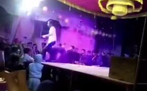 Most Hilarious Dance Move On Stage - Fun - VIDEOTIME.COM